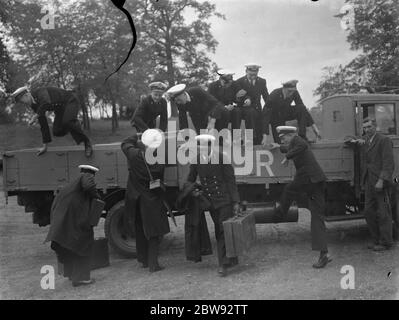 Marinecadets vom Thames Nautical College Trainingsschiff HMS Worcester werden von Greenhithe auf das Land evakuiert. Die Worcester Boys kommen hier an Foots Cray Place, Kent, die ihre neuen Quartiere für die Dauer des Krieges sein wird. September 1939 Stockfoto