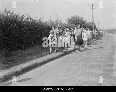 Evakuierte Kinder gehen für einen Streifzug in Wye, Kent. 1939 Stockfoto