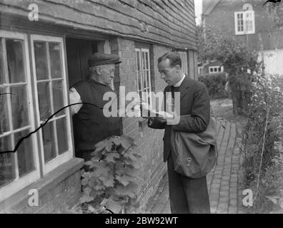 Herr JD Richards , der als Notpostmann in Horsmonden, Kent, tätig ist, stellt eine Lieferung ab. 15. September 1939 Stockfoto
