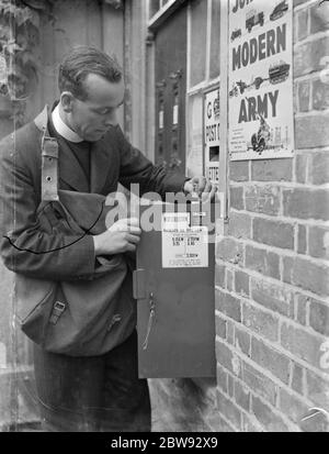 Herr JD Richards , der als Notpostmann in Horsmonden, Kent, tätig ist, stellt eine Sammlung her. 15. September 1939 Stockfoto
