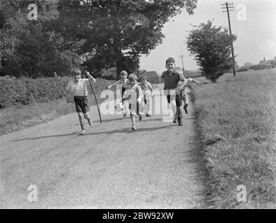 Evakuierte Kinder in Wye, Kent, läuft eine Landstraße. 1939 Stockfoto