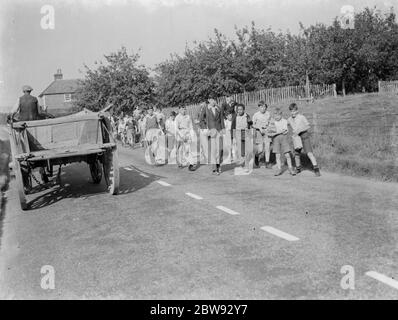 Evakuierte Kinder gehen für einen Streifzug in Wye, Kent. 1939 Stockfoto