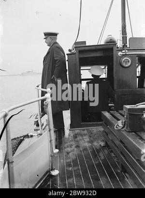 Thames Piloten in Gravesend, Kent, die Schiffen helfen, durch die verstopften Gewässer des Hafens zu navigieren. W Simmonds auf dem Deck eines Bootes. 1939 Stockfoto