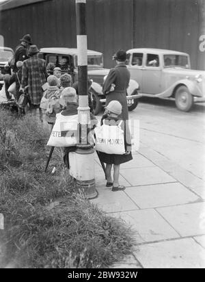 Als Reaktion auf die Gefahren des Krieges hat die britische Regierung ein Programm zur Evakuierung der Kinder aus den großen städtischen Zentren in private Wohnungen in ländlichen Gebieten gestartet. Foto zeigt Mütter und Kinder bei Evakuierungsverfahren in Gravesend, Kent. 1939 Stockfoto