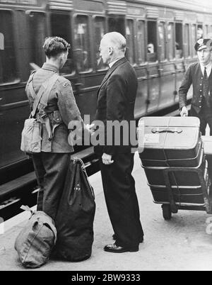 Der Vikar von Sidcup, Reverend J E Coates, sieht seinen Sohn, ein Freiwilliger in den Artists Gewehre, an dem Tag, dass der Krieg erklärt wurde. September 1939 Stockfoto