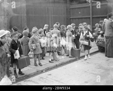 Als Reaktion auf die Gefahren des Krieges hat die britische Regierung ein Programm zur Evakuierung der Kinder aus den großen städtischen Zentren in private Wohnungen in ländlichen Gebieten gestartet. Foto zeigt Kinder bei Evakuierungsverfahren in Gravesend, Kent. 1939 Stockfoto