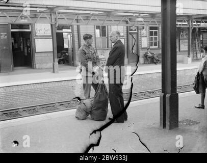 Der Vikar von Sidcup, Reverend J E Coates, sieht seinen Sohn, ein Freiwilliger in den Artists Gewehre, an dem Tag, dass der Krieg erklärt wurde. September 1939 Stockfoto