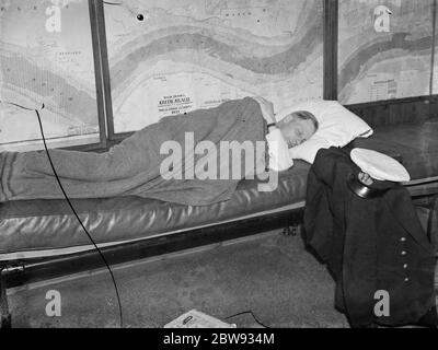 Thames Piloten in Gravesend, Kent, die Schiffen helfen, durch die verstopften Gewässer des Hafens zu navigieren. S H Walker schlafen in der Ruheraum . 1939 Stockfoto