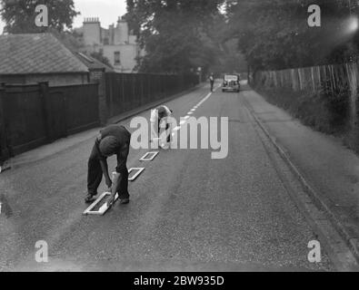 Arbeiter, die Verkehrslinien für die ARP in Bexley, London malen. 1939 Stockfoto