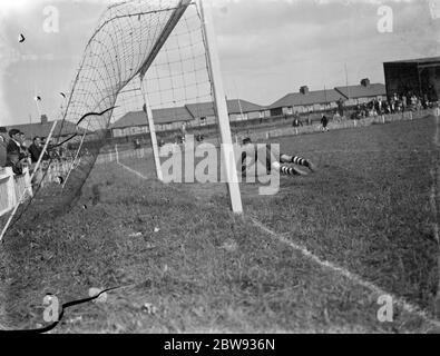 Dartford gegen Guildford Fußballspiel . Tormündung Aktion, der Torwart taucht für den Ball. 1939 Stockfoto