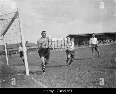 Dartford gegen Guildford Fußballspiel . Ziel Mund Aktion . 1939 Stockfoto