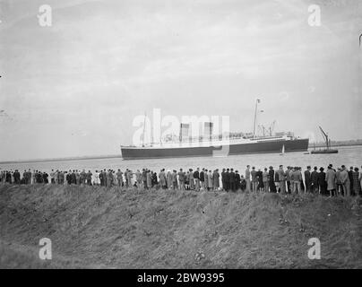 Menschenmassen versammeln sich am Ufer der Themse Mündung in Long Reach in Dartford, Kent, für eine Chance, die RMS Mauretania zu sehen. RMS Mauretania ist ein Ozeandampfer von Leonard Peskett entworfen und von Swan, Hunter & Wigham Richardson in Wallsend, Tyne und Wear für die British Cunard Line gebaut. 1939 Stockfoto