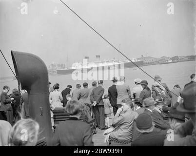 Menschenmassen haben sich versammelt, um das RMS Mauretania zu sehen, das im Tilbury Dock in Essex auf der Wartelaste liegt. RMS Mauretania ist ein Ozeandampfer von Leonard Peskett entworfen und von Swan, Hunter & Wigham Richardson in Wallsend, Tyne und Wear für die British Cunard Line gebaut. 1939 Stockfoto