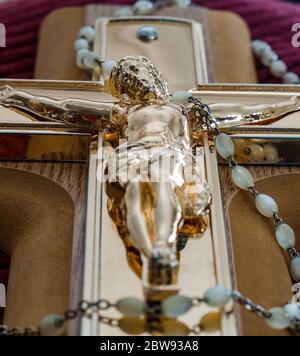 Kruzifix und Rosenkranz Perlen der katholischen Religion Nahaufnahme in selektiven Fokus. Stockfoto