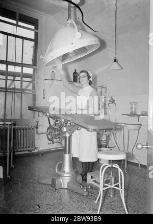 Das Sidcup Cottage Hospital in Kent. Eine Schwester woking im Operationssaal. 1939 Stockfoto