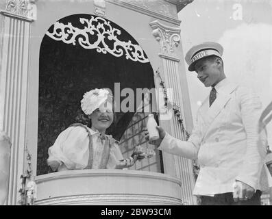 Die Gravesend Karnevalsprozession in Kent . Der Milchmann und das Zimmermädchen. 1939 . Stockfoto