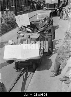Die Gravesend Karnevalsprozession in Kent . Ein abgestürztes Auto auf einer Zehenstange in der Prozession als Werbung für die Mautstelle Garage dienen. 1939 . Stockfoto