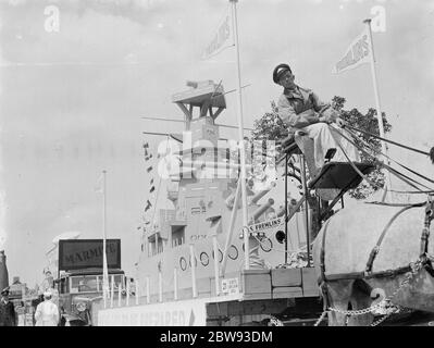 Die Gravesend Karnevalsprozession in Kent . Die HMS Fremlins schwimmen. 1939 . Stockfoto