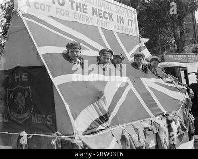 Die Gravesend Karnevalsprozession in Kent . Das Fass Meg schweben . 1939 . Stockfoto