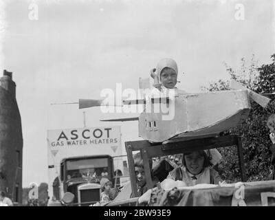 Die Gravesend Karnevalsprozession in Kent . Ein junger Flieger auf seinem Wagen. 1939 . Stockfoto