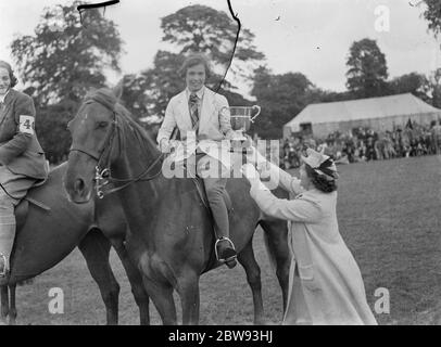 Springreiten bei der Bexleyheath Gala in Kent. Die Gewinnerin erhält nach ihrem Lauf im Springwettbewerb einen Pokal. 1939 Stockfoto