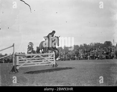 Springreiten bei der Bexleyheath Gala in Kent. Ein Konkurrent machen einen Sprung . 1939 Stockfoto