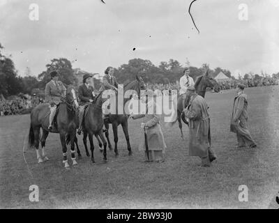 Springreiten bei der Bexleyheath Gala in Kent. Reiter stellen ihre Reittiere für die Springpferdeschau aus. 1939 Stockfoto