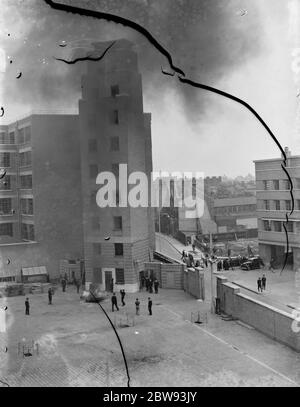 Eine Londoner Feuerwehr-Display in Lambeth, London. Die Feuerwehr reagiert während der Demonstration auf einen Brand am Fuße eines Hochhauses. 1939 Stockfoto