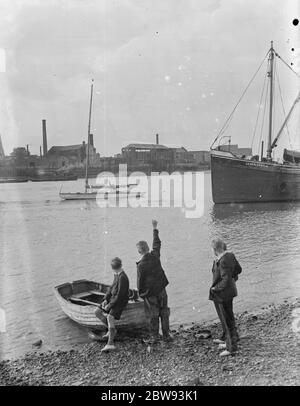 Ein lettischer Maler wagt Jungen auf der Flussseite vom Segelschiff, mit dem er von Großbritannien nach Amerika segeln wird. 1939 Stockfoto