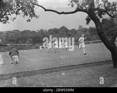 Sporttag in der Pennthorpe Schule in Kent. Das Ziel der Jungen Laufrennen. 1939 Stockfoto