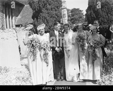Die Hochzeit von Guy Farr und Miss Stacey in Crayford, Kent. Die Brautgruppe . 1939 Stockfoto