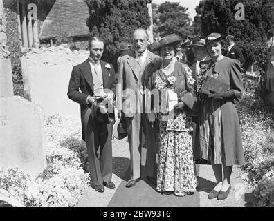 Die Hochzeit von Guy Farr und Miss Stacey in Crayford, Kent. Ein Familienfoto. 1939 Stockfoto