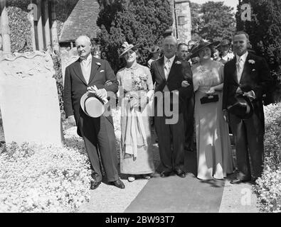 Die Hochzeit von Guy Farr und Miss Stacey in Crayford, Kent. Ein Familienfoto. 1939 Stockfoto