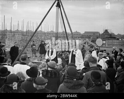 Die Grundsteinlegung Zeremonie durch den Bischof von Kingstone, Reverend F O T Hawkes, für die neue Church of England School Chapel in East Wickham, Bexley, London. 1937 Stockfoto