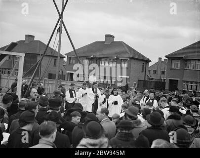 Die Grundsteinlegung Zeremonie durch den Bischof von Kingstone, Reverend F O T Hawkes, für die neue Church of England School Chapel in East Wickham, Bexley, London. 1937 Stockfoto