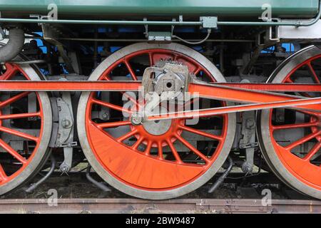 Die Radmaschine einer Lokomotive. Ausstellung alter Lokomotiven und Züge. Stockfoto