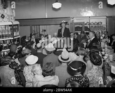 Die Eröffnung der Robins Stores auf der Station Road . Die Eröffnungsnacht wird von Herrn Galbraith geleitet. 16 Juni 1938 Stockfoto