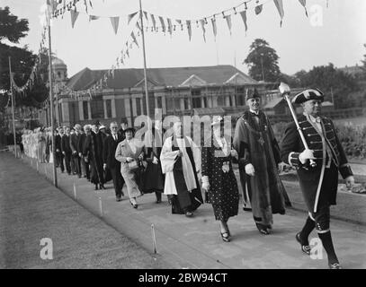 Die Dartford Carnival Queen und ihre Teilnehmer bei der her Krönung. 1937 . Stockfoto