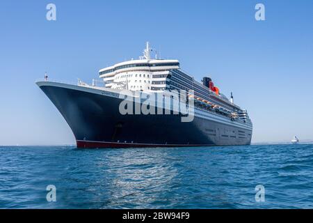 WEYMOUTH BAY, WEYMOUTH, DORSIT, GROSSBRITANNIEN. Mai 2020. Das Cunard Queen Mary 2 Kreuzfahrtschiff sucht Zuflucht in Weymouth Bay, Dorset während des COVID-19 Pandemic Ausbruch. Foto von David Horn. Kredit: Prime Media Images/Alamy Live News Stockfoto