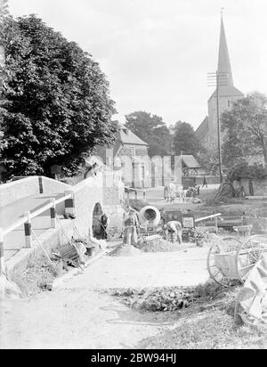 Arbeiter bauen eine ford Wasser Kreuzung durch die Eynsford Brücke über den Fluss Darent in Kent. 1938 . Stockfoto