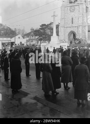 Waffenstillstand Memorial Service in Eltham, Kent. Die Platzierung der Kränze an der Gedenkstätte . November 1936 Stockfoto