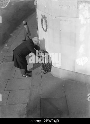 Waffenstillstand Memorial Service in Eltham, Kent. Die Platzierung des Kranzes an der Gedenkstätte . November 1936 Stockfoto