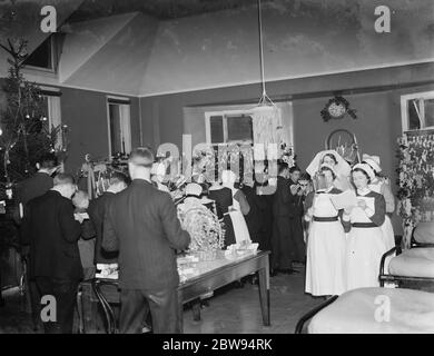 Chorknaben und Krankenschwestern singen Weihnachtslieder an Patienten im Erith Hospital in London. 1936 Stockfoto