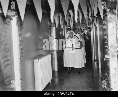 Chorknaben und Krankenschwestern singen Weihnachtslieder an Patienten im Erith Hospital in London. 1936 Stockfoto