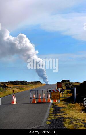 Schild warnt Besucher des Hawaii Volcanoes National Park hinter dem Tor zu bleiben. Der Vulkan Kilauea produziert weiterhin vog und gefährliche Dämpfe. Stockfoto