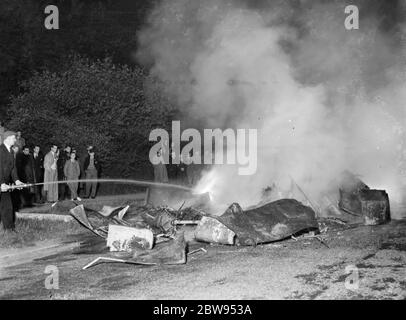 Ein Trainer in Sidcup, Kent brannte. Feuerwehrleute bekämpfen das Feuer . Mai 1936 Stockfoto