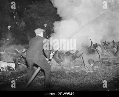 Ein Trainer in Sidcup, Kent brannte. Feuerwehrleute bekämpfen das Feuer . Mai 1936 Stockfoto