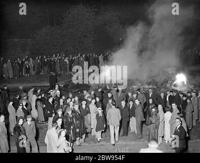 Menge versammelt sich um einen Bus in Sidcup, Kent brennen. Mai 1936 Stockfoto