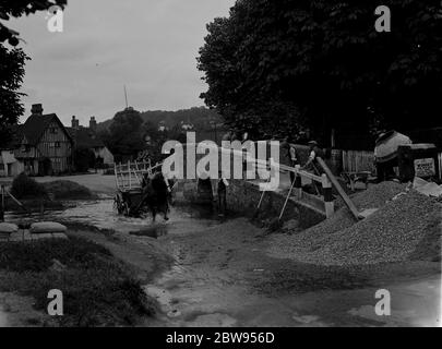 Männer bei der Arbeit auf Fluss Kreuzung bei Eynsford Brücke über den Fluss Darent in Kent. 1936 . Stockfoto