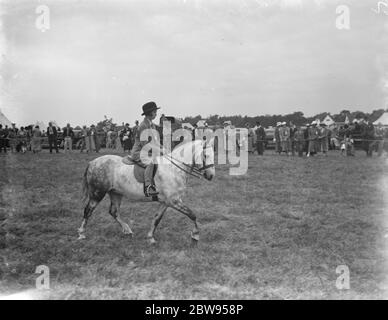 Eine Pferdeshow in Westerham, Kent. Junges Mädchen reiten ein Pony. 1936 Stockfoto